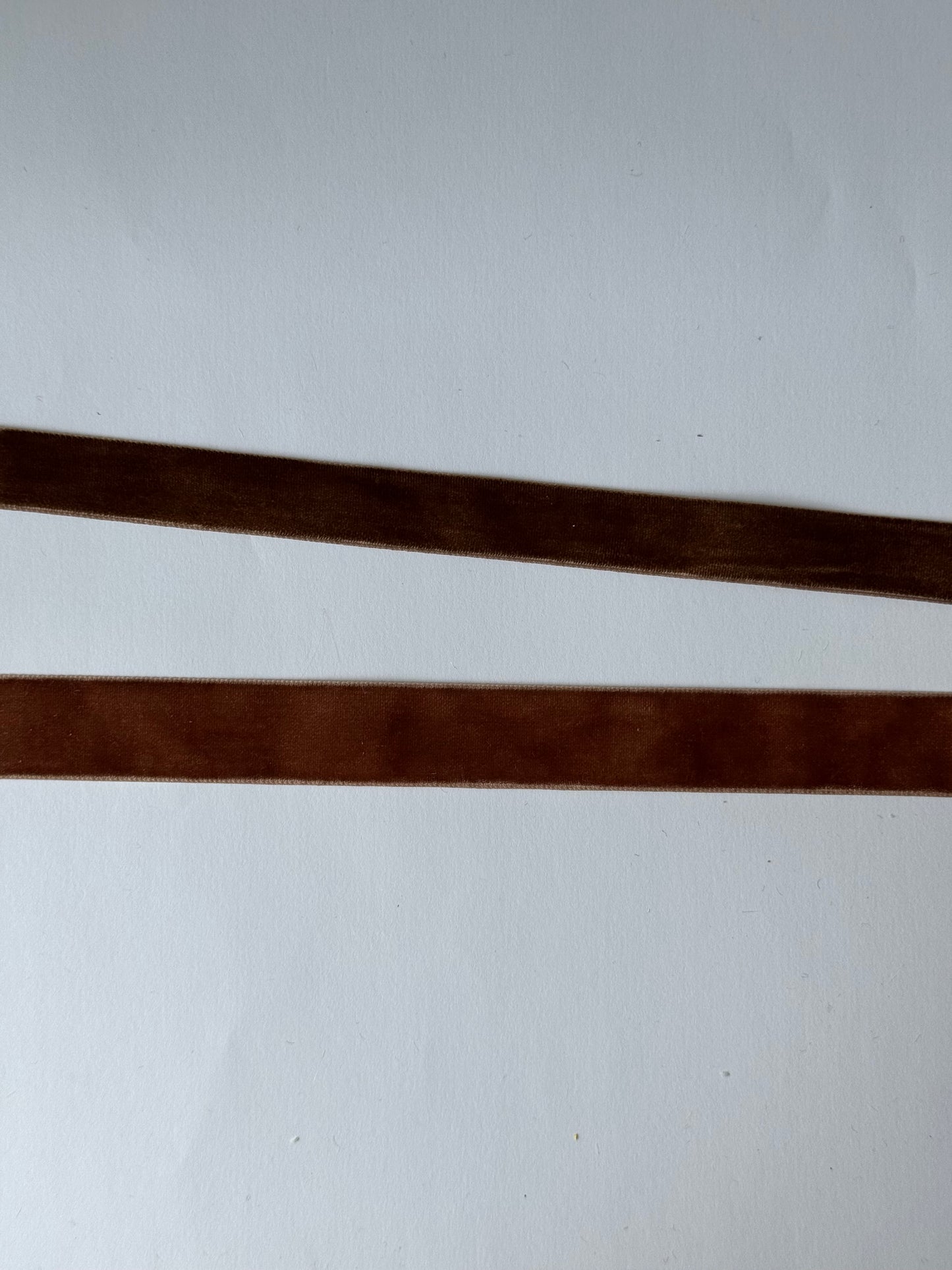Sötétbarna bársonyszalag 20mm - 2 szín