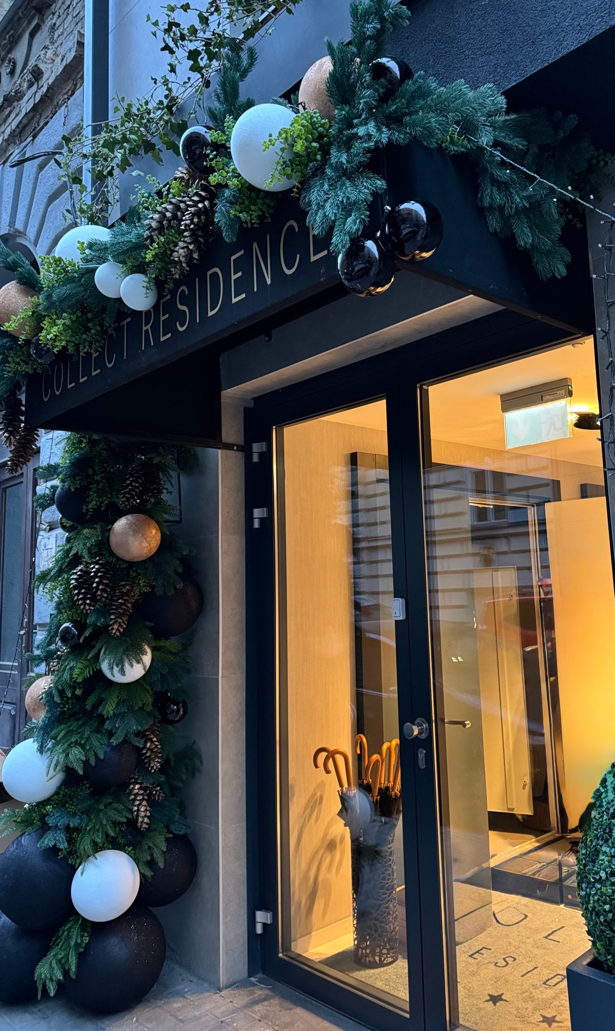 Fenyőágasw, díszgömbös karácsonyi installáció/girland egy budapesti szálloda bejáratán