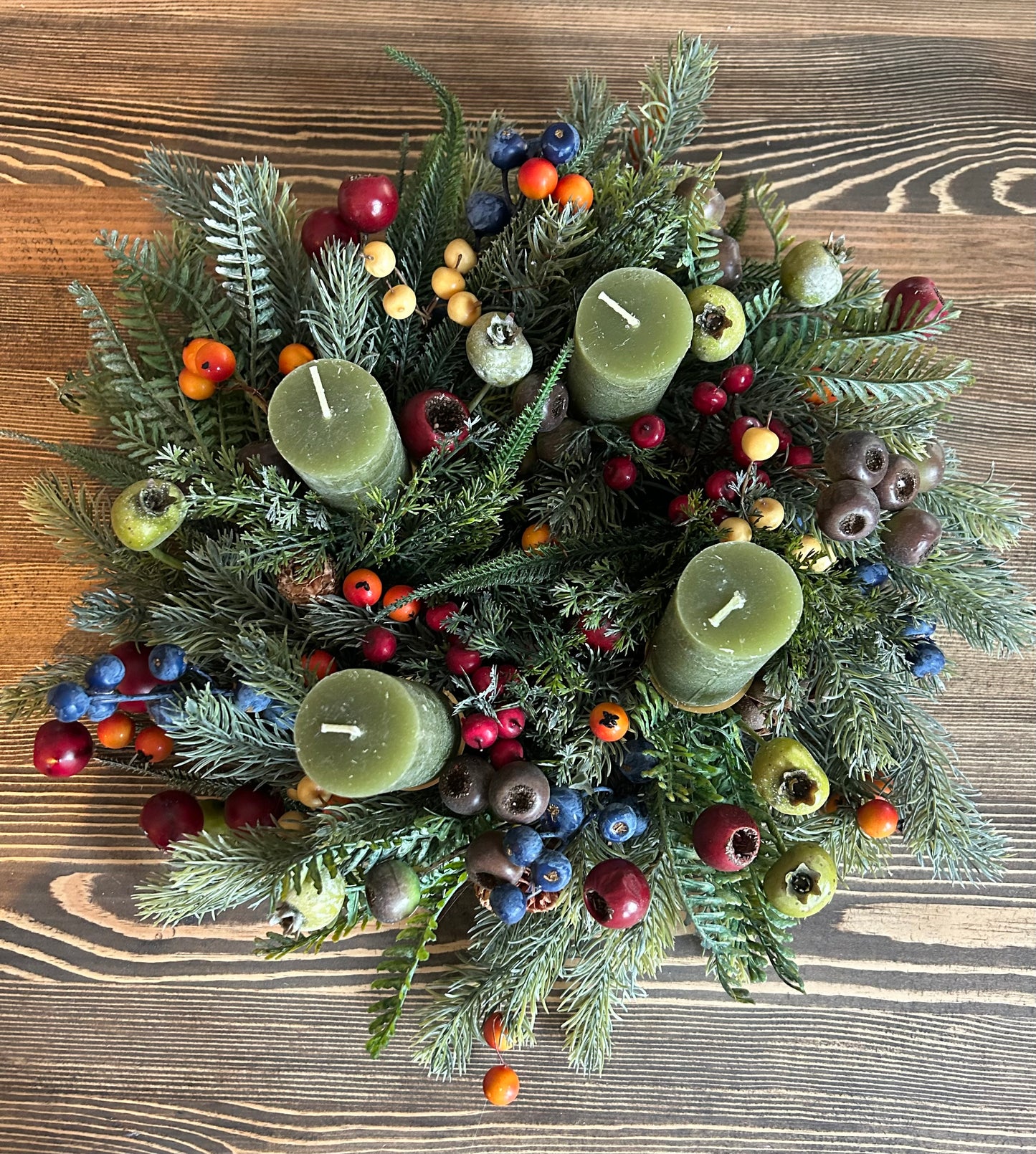 Színes bogyós adventi koszorú