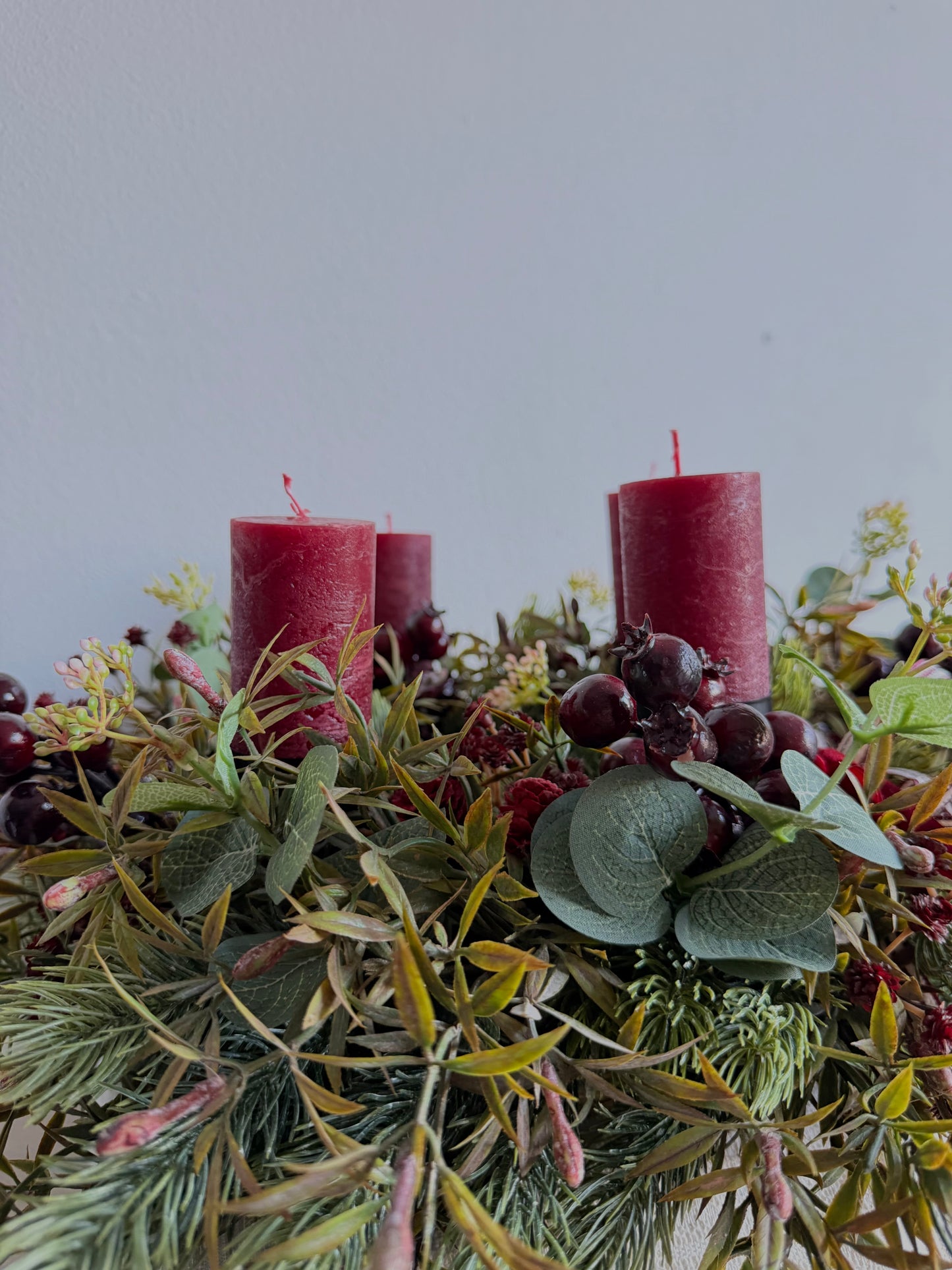 Bordó bogyós adventi koszorú