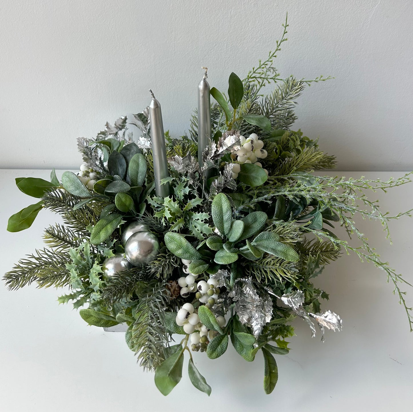 Silver table decoration in a silver wooden box