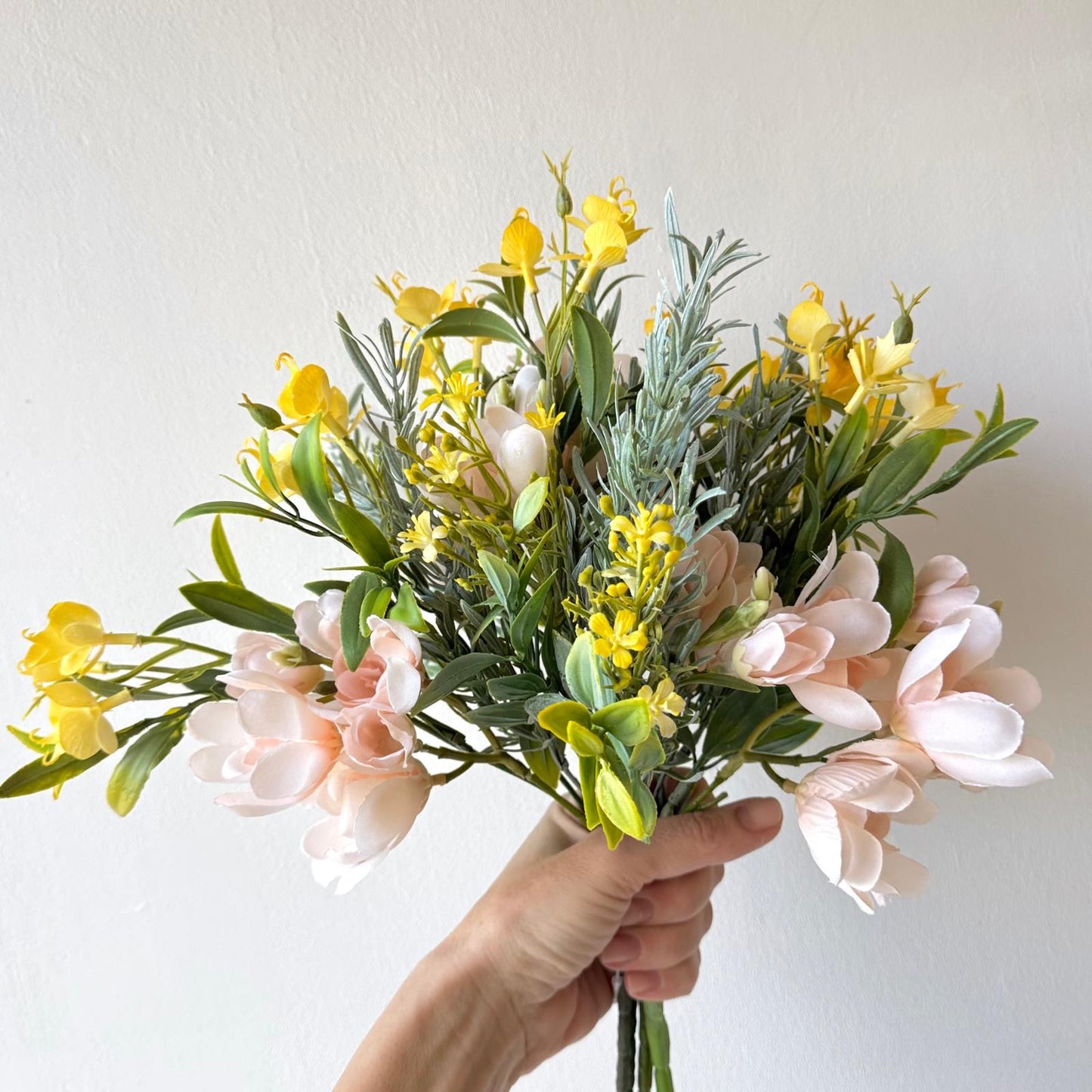 Brown-cream true-to-life bouquet