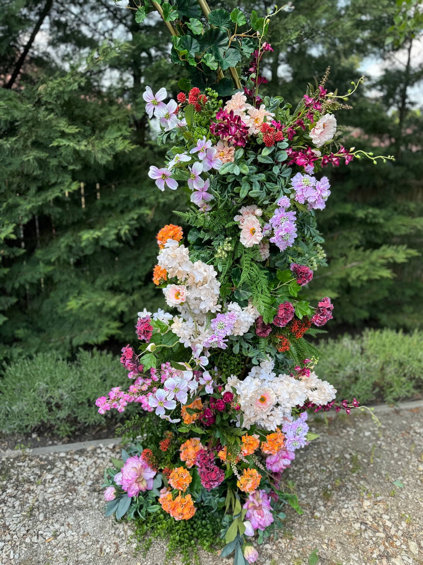 Wedding gate available for rent with the amount of flowers shown in the pictures