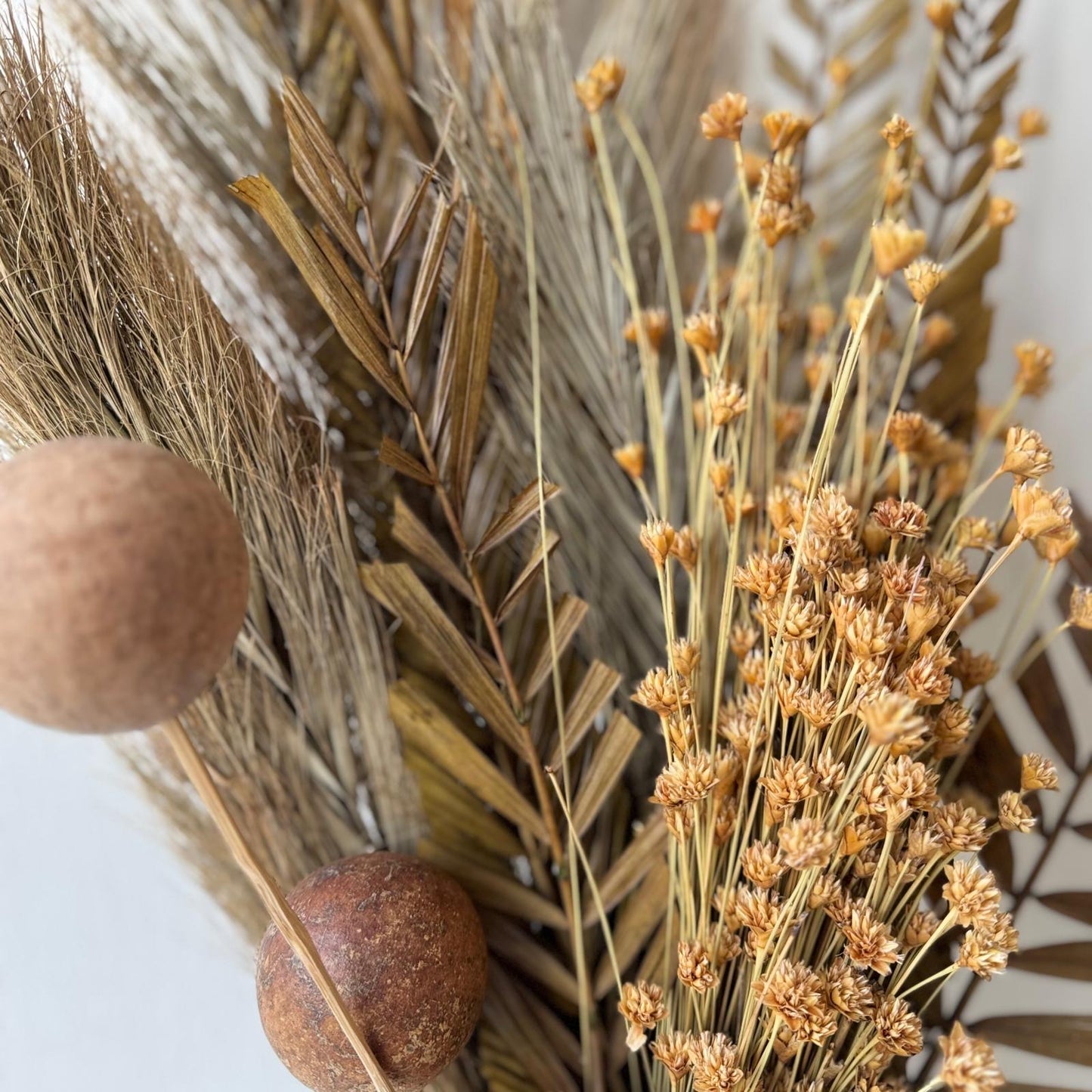 Ein großer Strauß natürlicher Trockenblumen