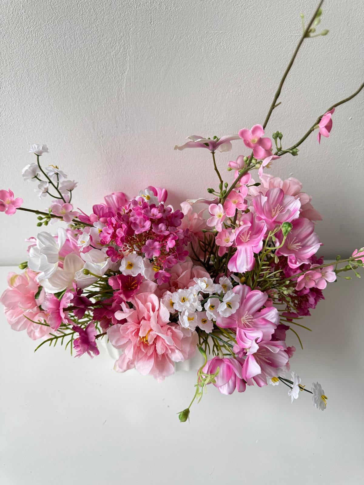 Frühlingsliche Tischdekoration mit rosa Blumen