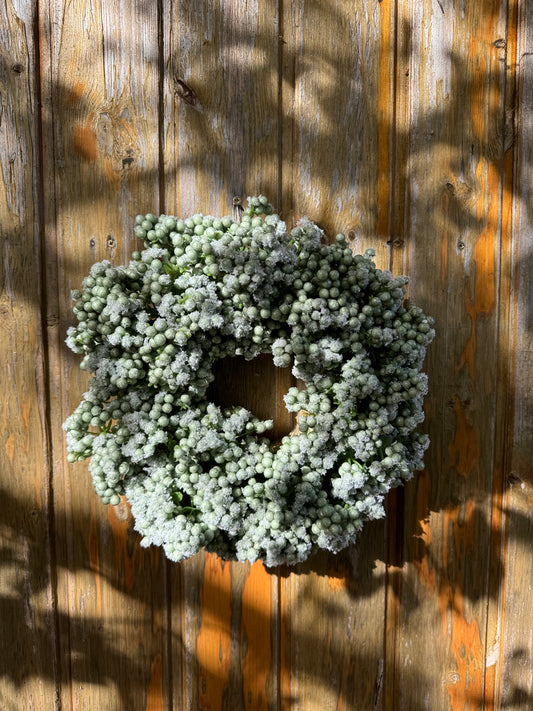 Winterliche Türdekoration mit Beeren