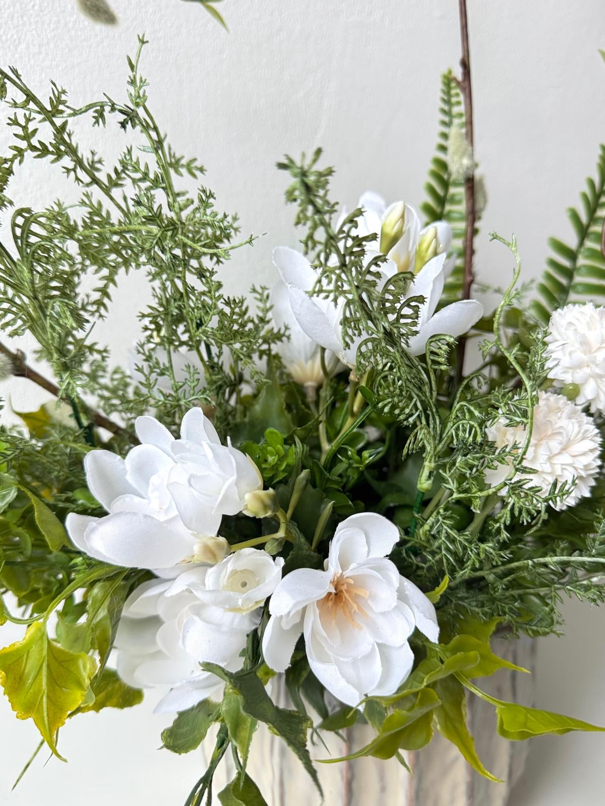 Weiße frühlingshafte Tischdekoration mit Barka