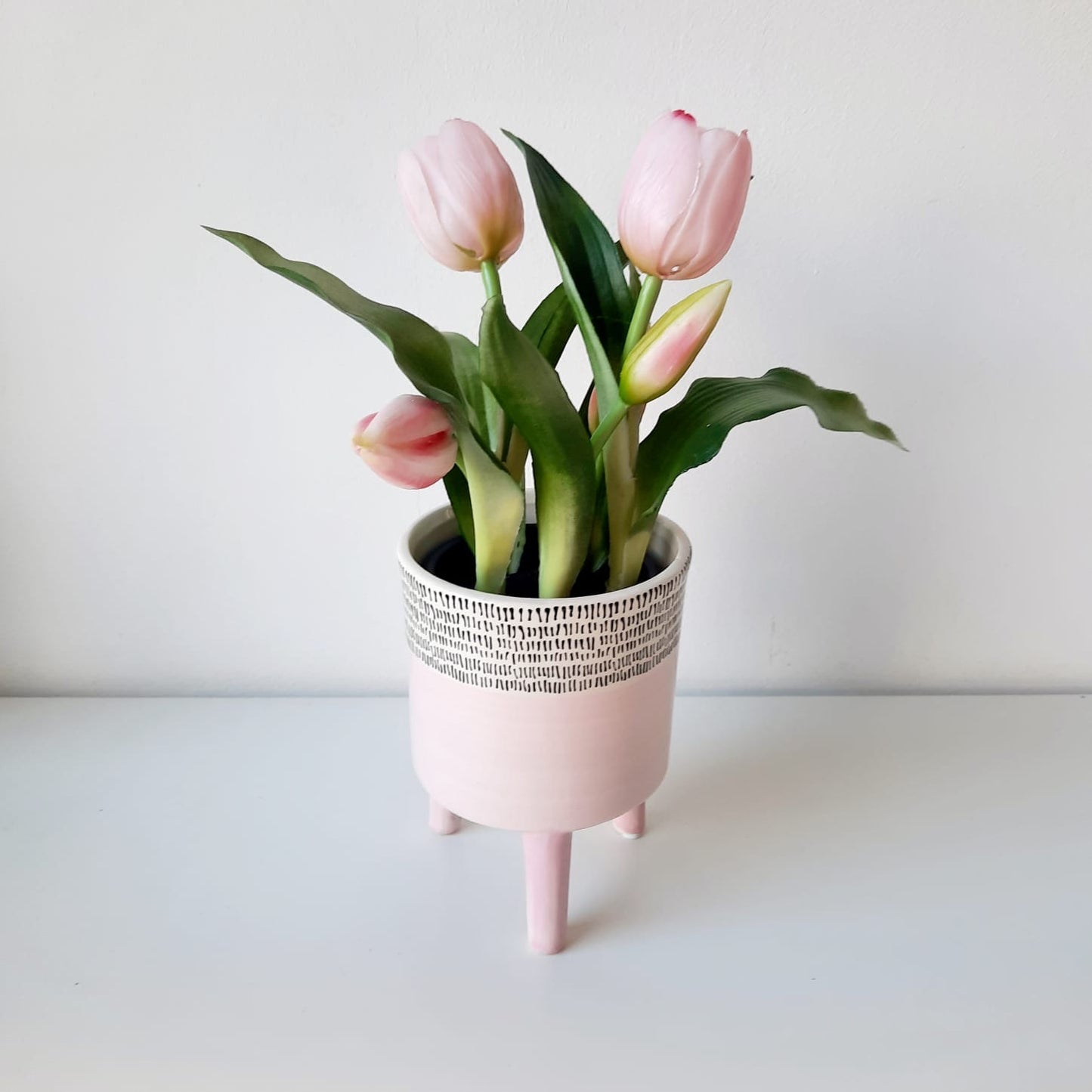 A legélethűbb rózsaszín gumi tulipán kaspóban