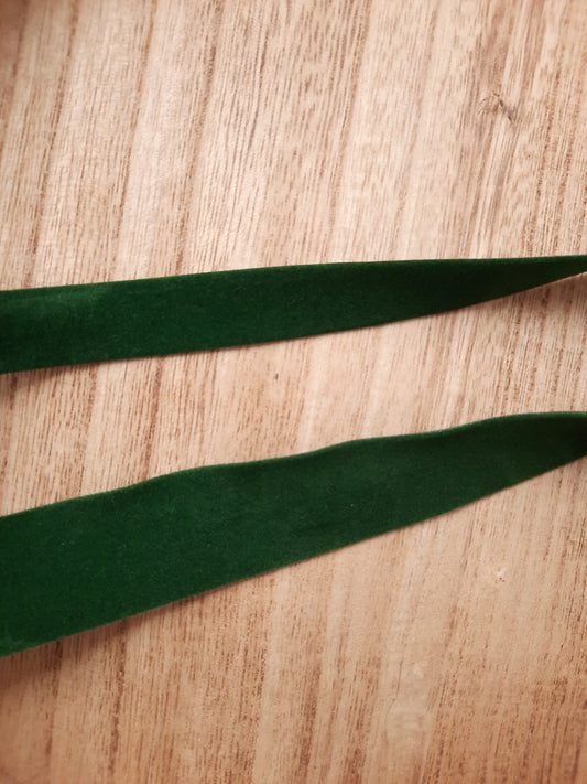 Kétoldalas zöld bársonyszalag