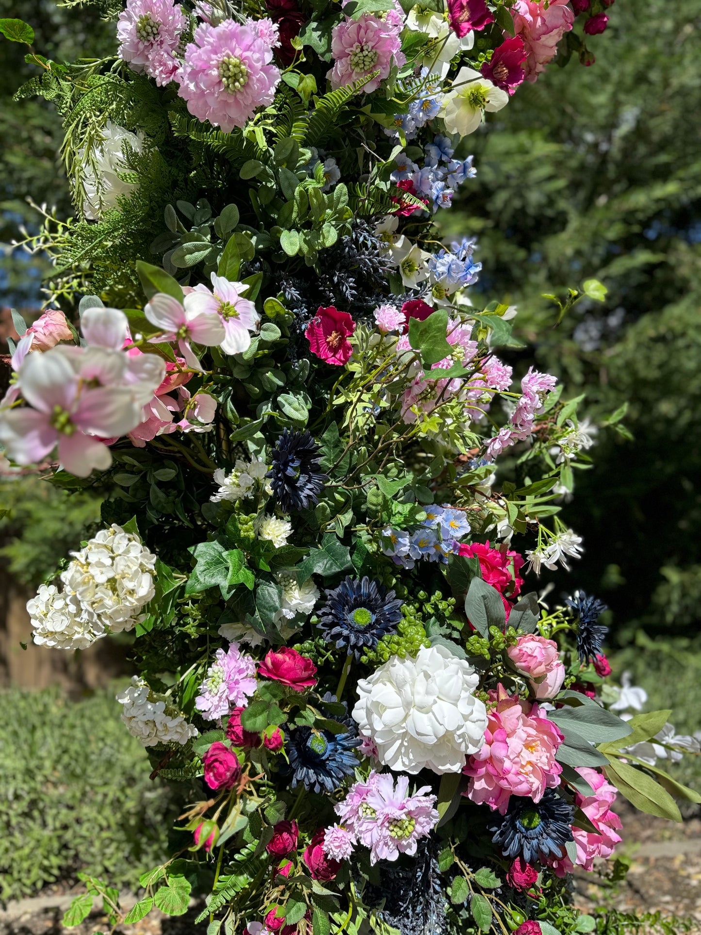 Wedding gate available for rent with the amount of flowers shown in the pictures