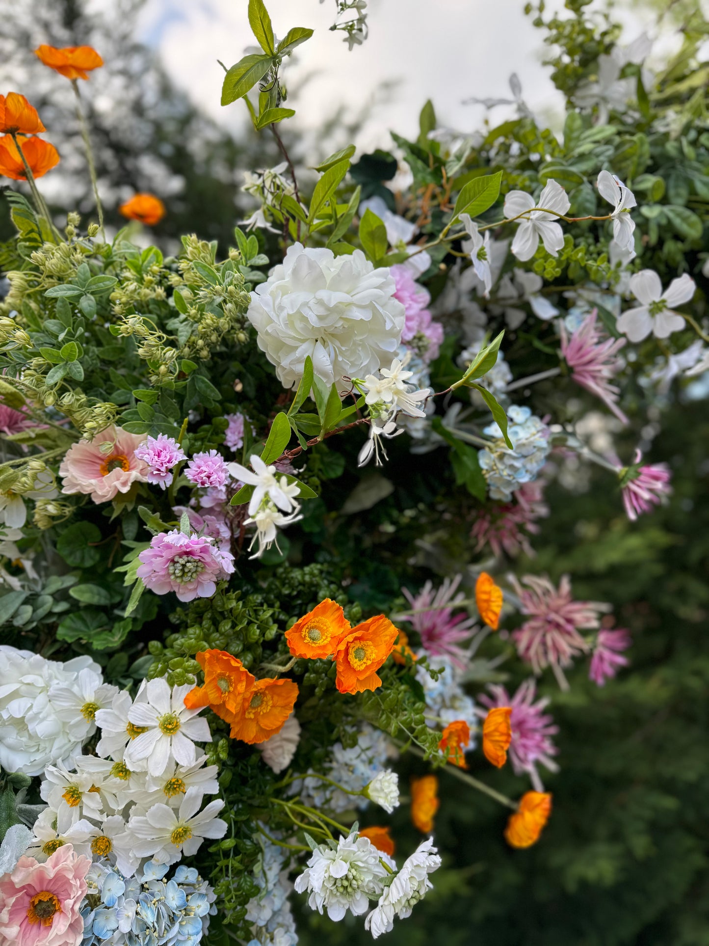 Wedding gate available for rent with the amount of flowers shown in the pictures