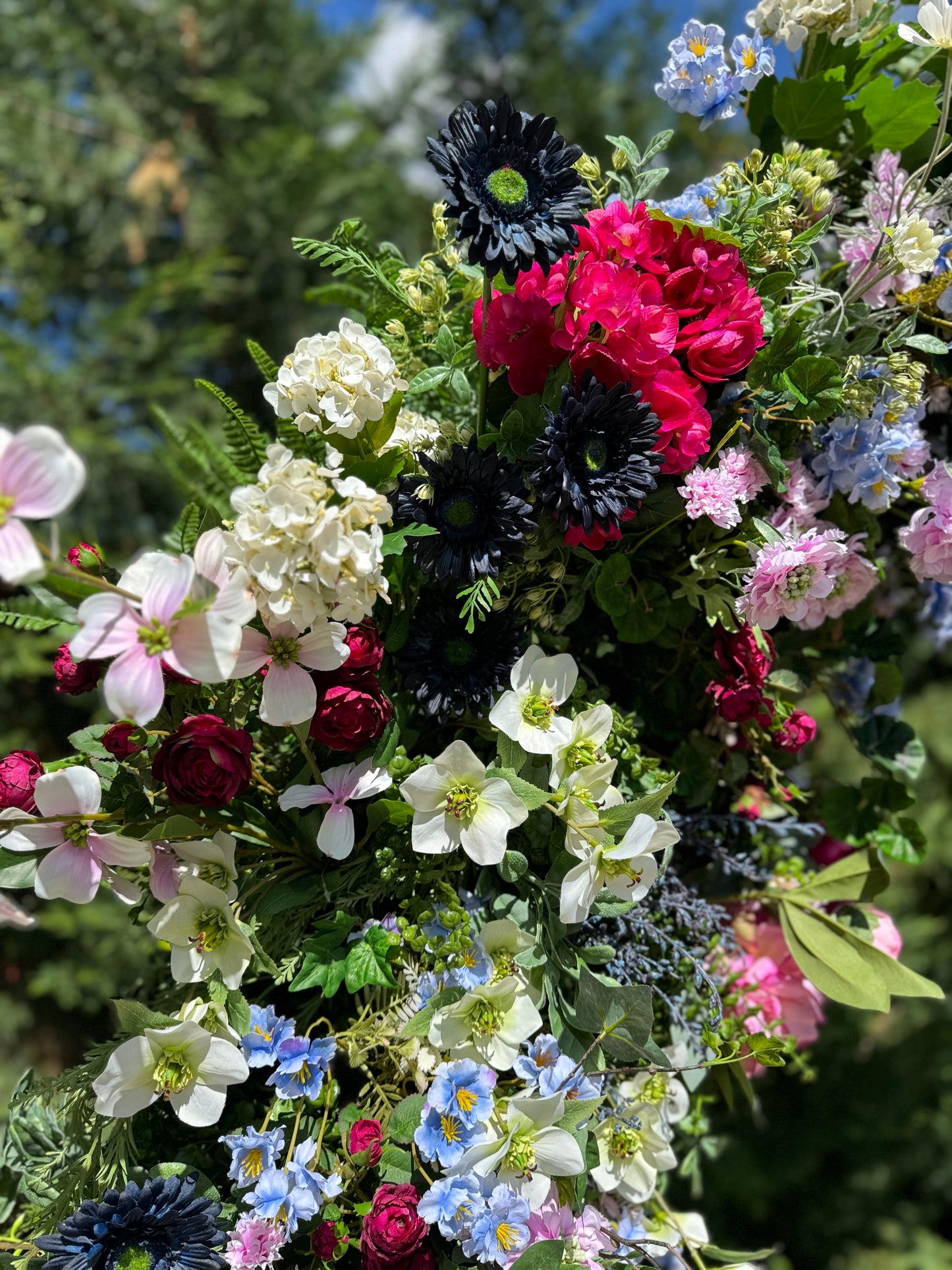 Wedding gate available for rent with the amount of flowers shown in the pictures