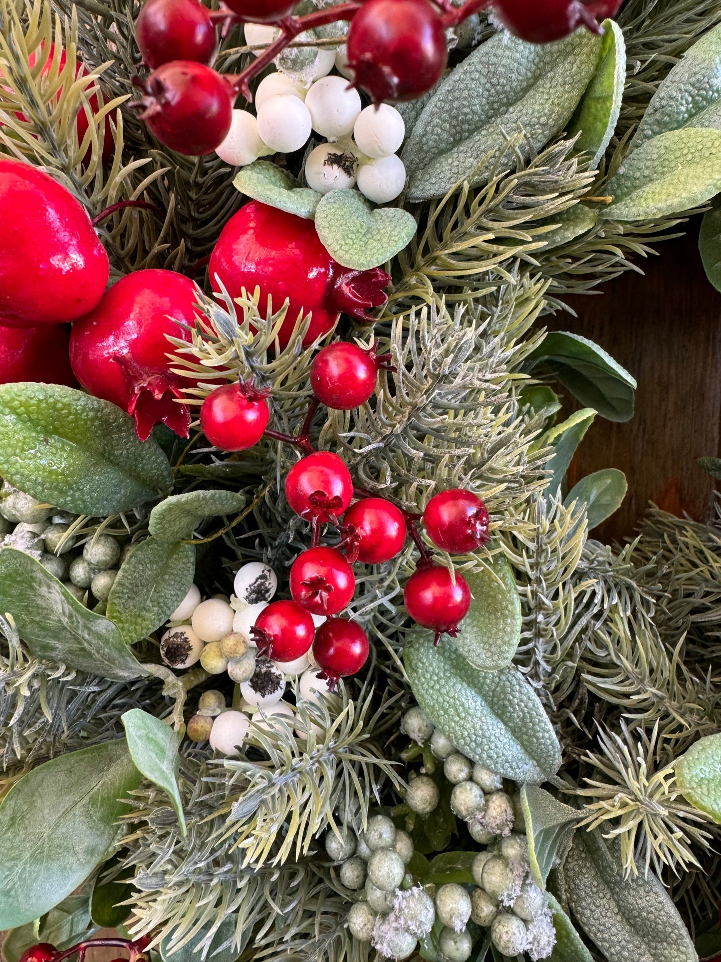 Weihnachtskranz mit vielen Beeren