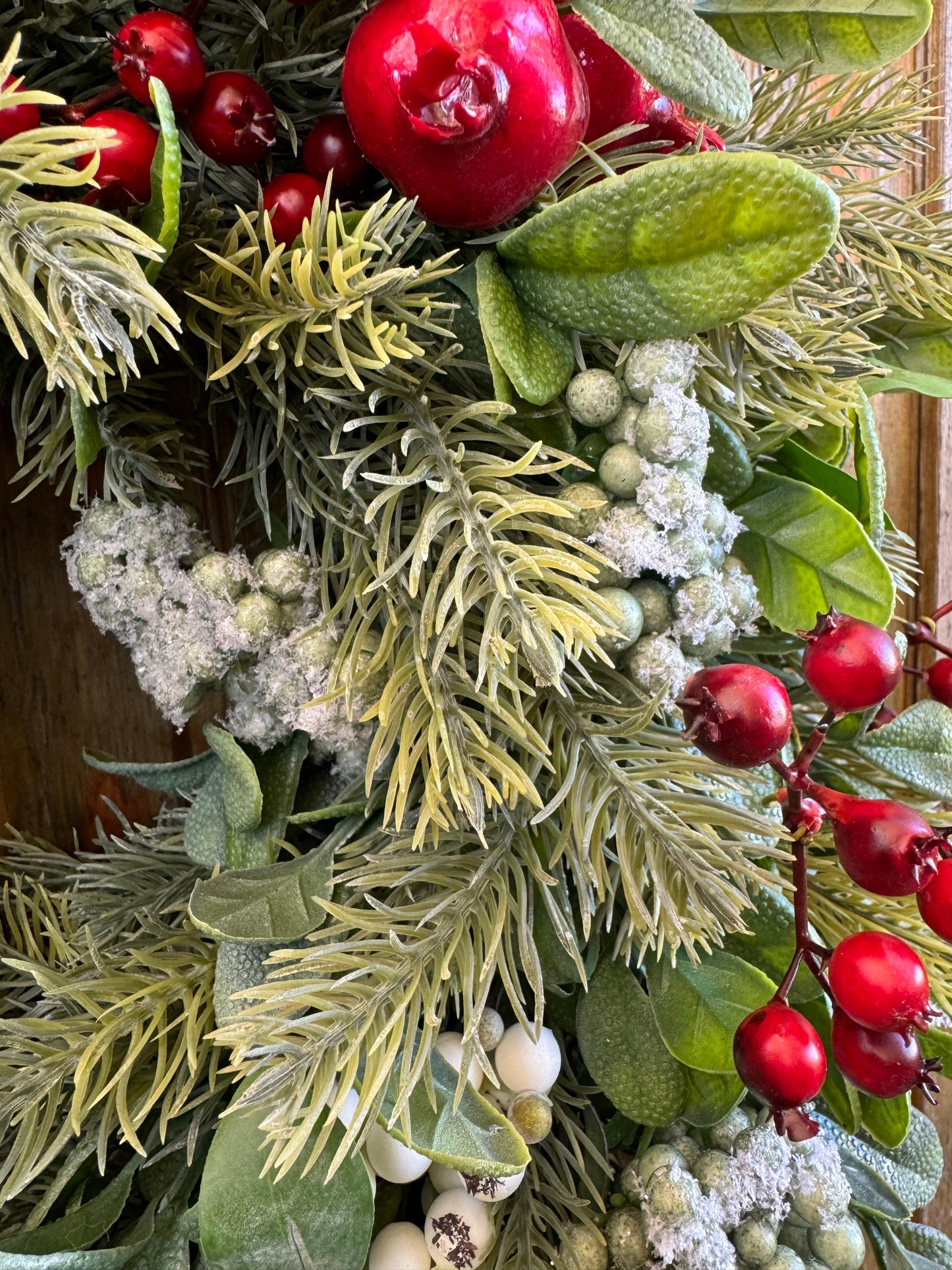 Weihnachtskranz mit vielen Beeren