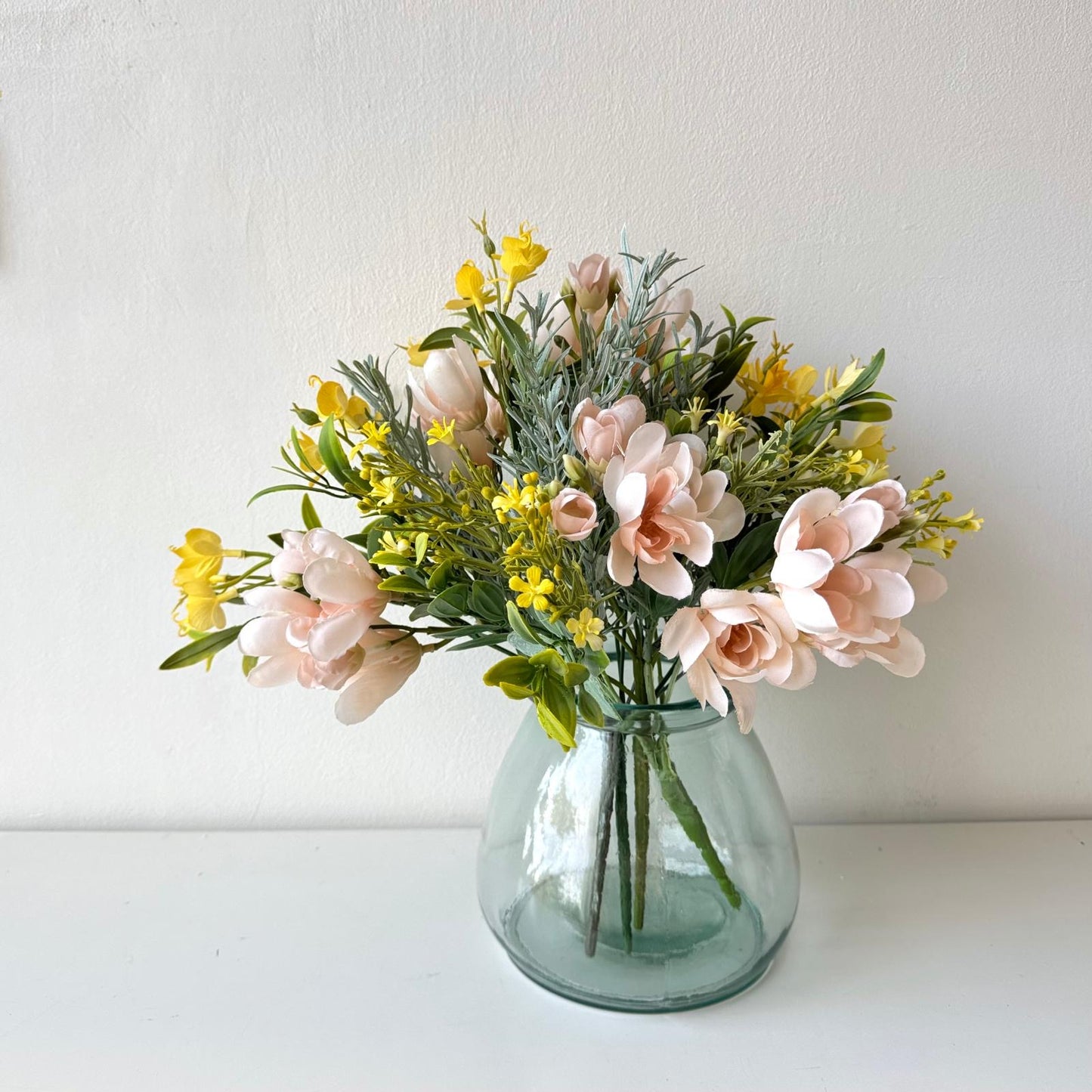 Brown-cream true-to-life bouquet