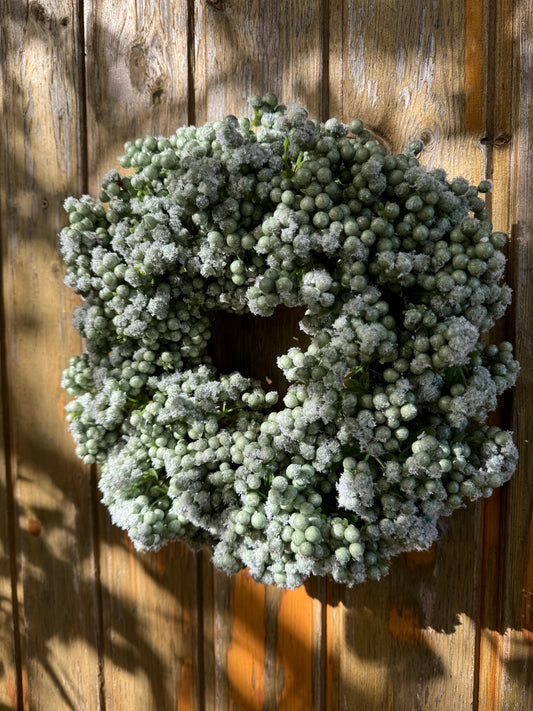 Winterliche Türdekoration mit Beeren