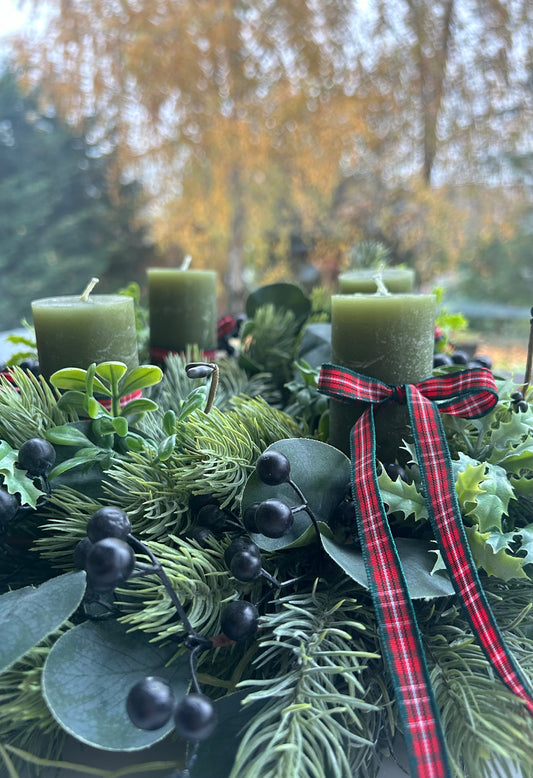 Kék bogyós adventi koszorú