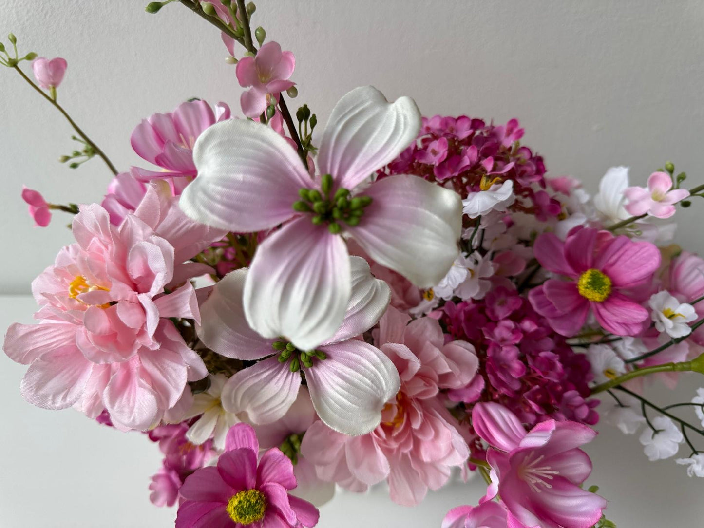 Frühlingsliche Tischdekoration mit rosa Blumen