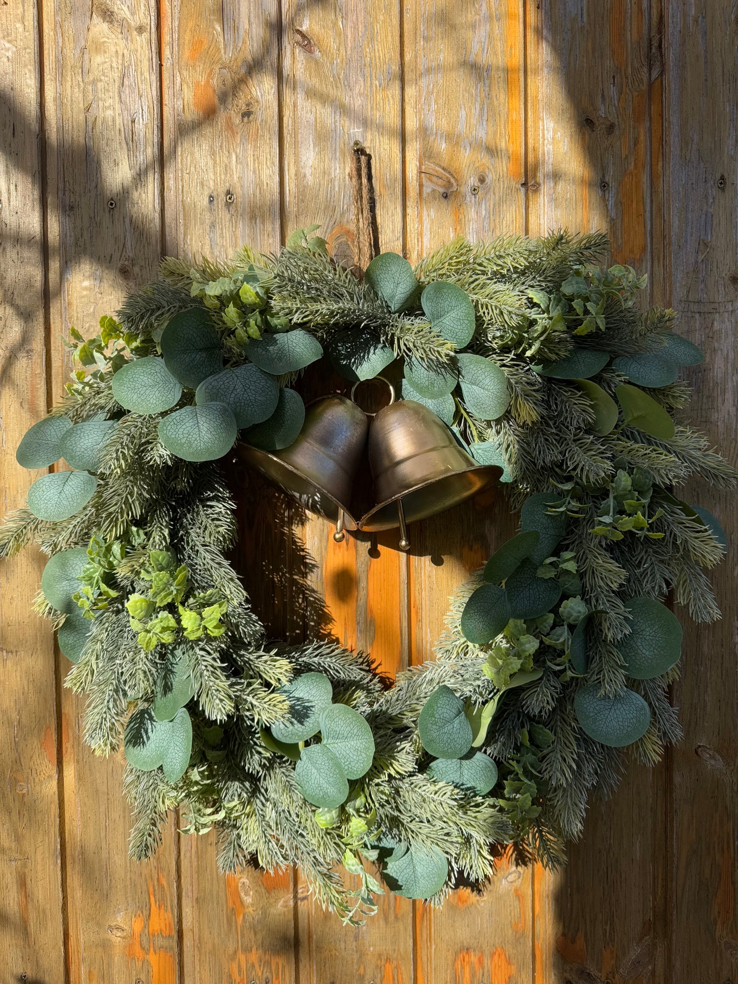 Winterliche Türdekoration mit goldenen Säulen