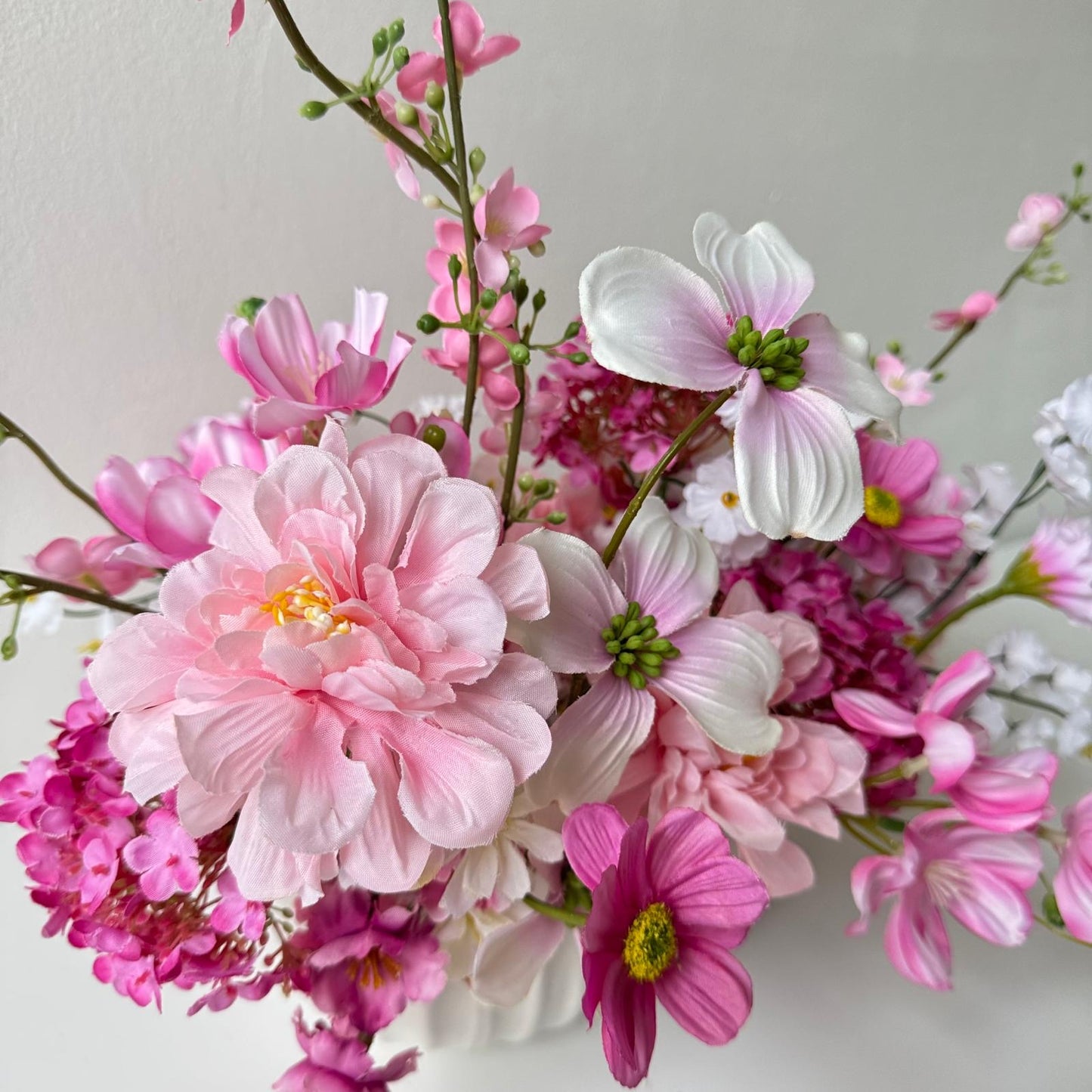 Frühlingsliche Tischdekoration mit rosa Blumen