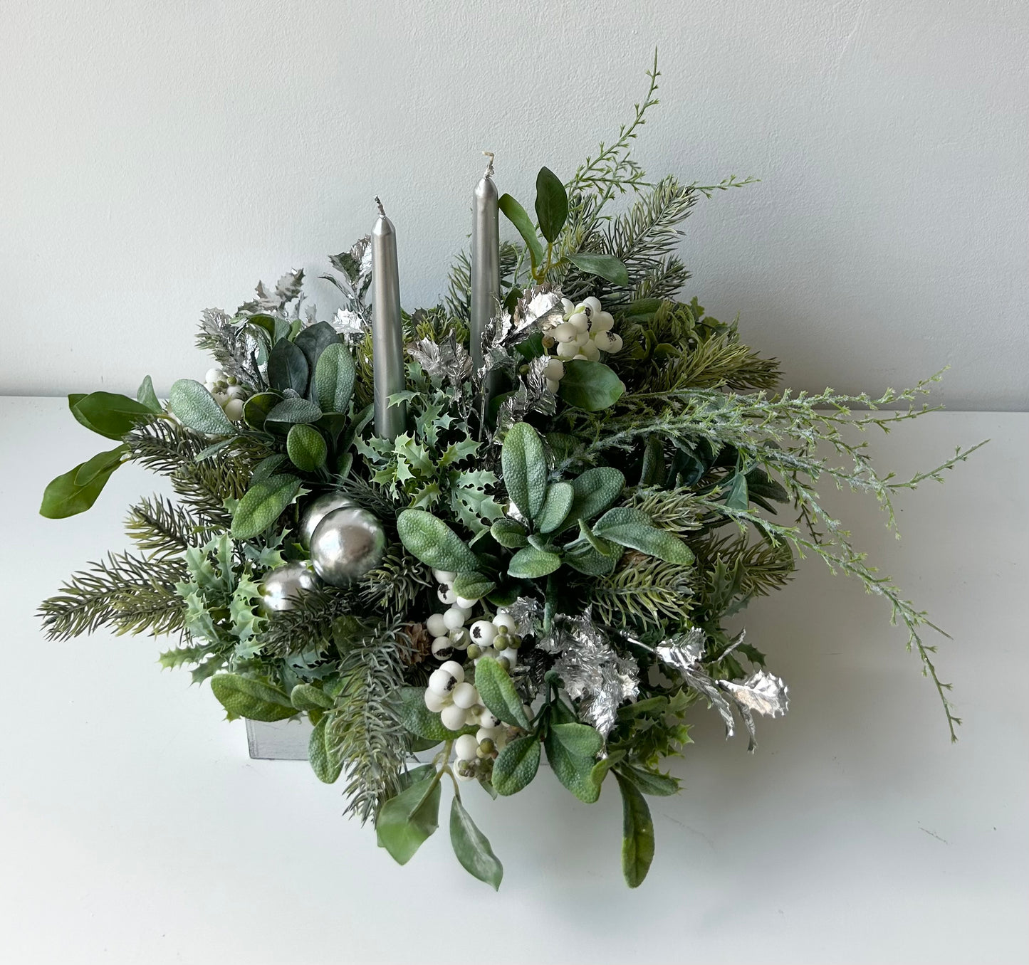 Silver table decoration in a silver wooden box