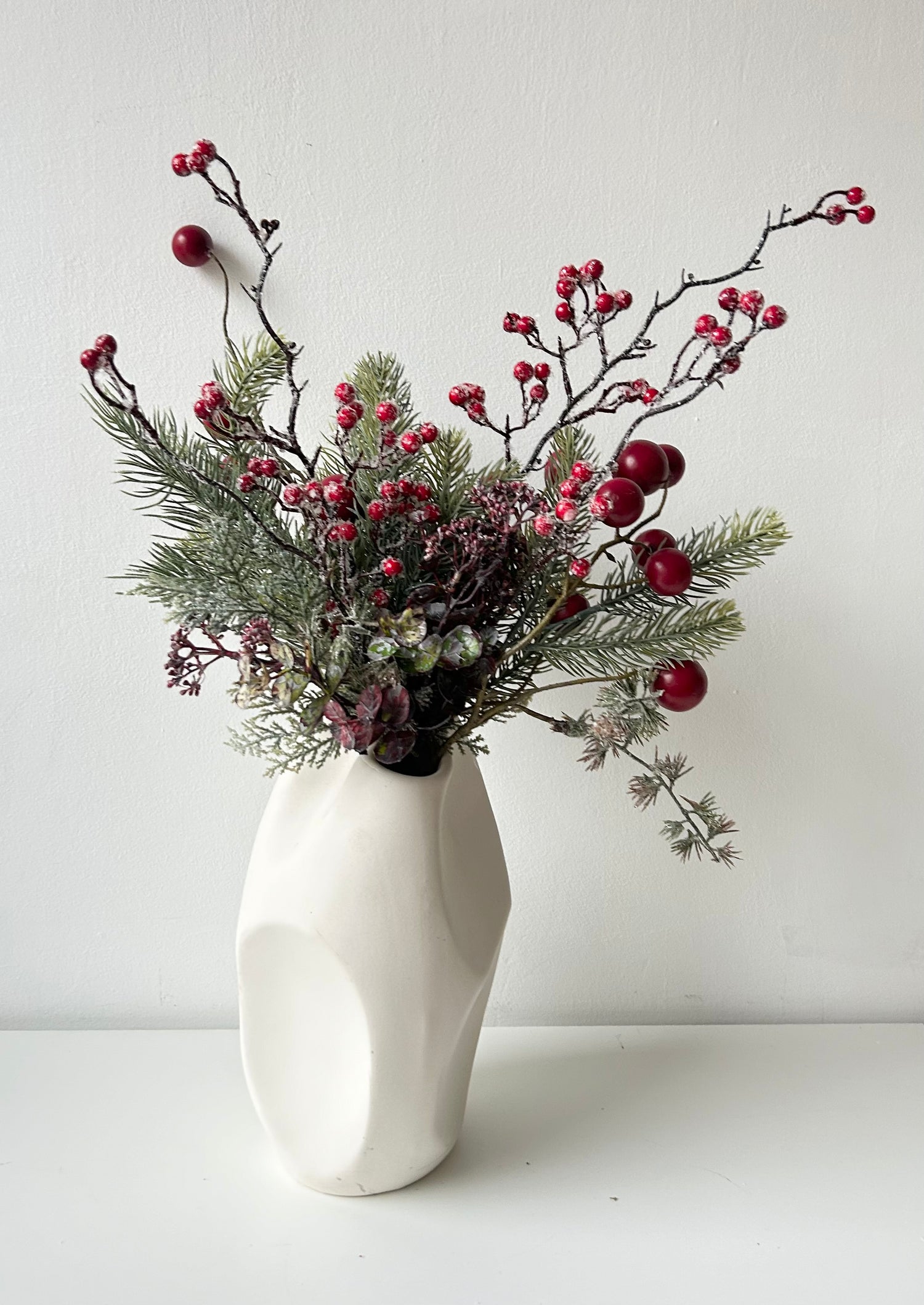 Knitted bouquets of artificial flowers