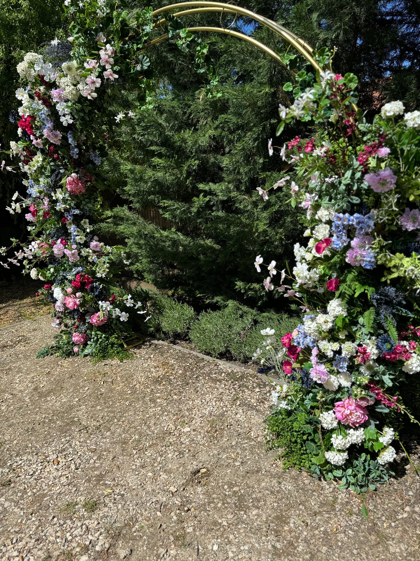 Wedding gate available for rent with the amount of flowers shown in the pictures