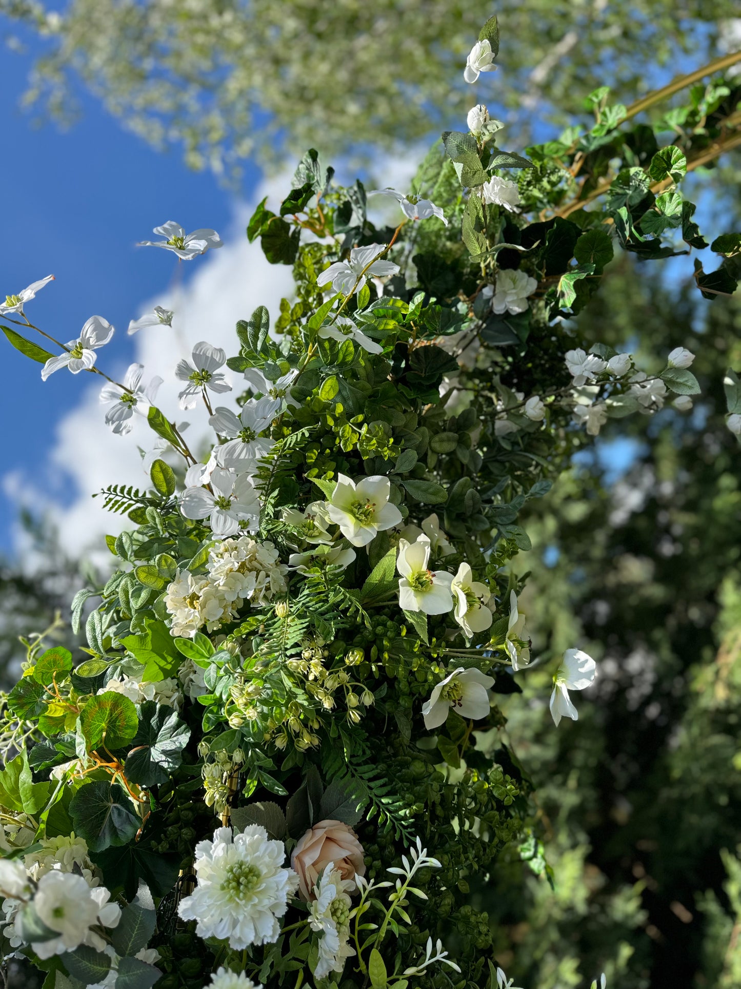 Wedding gate available for rent with the amount of flowers shown in the pictures