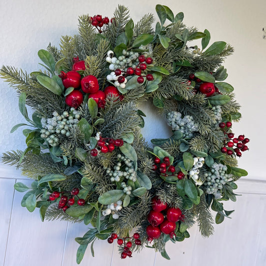 Weihnachtskranz mit vielen Beeren