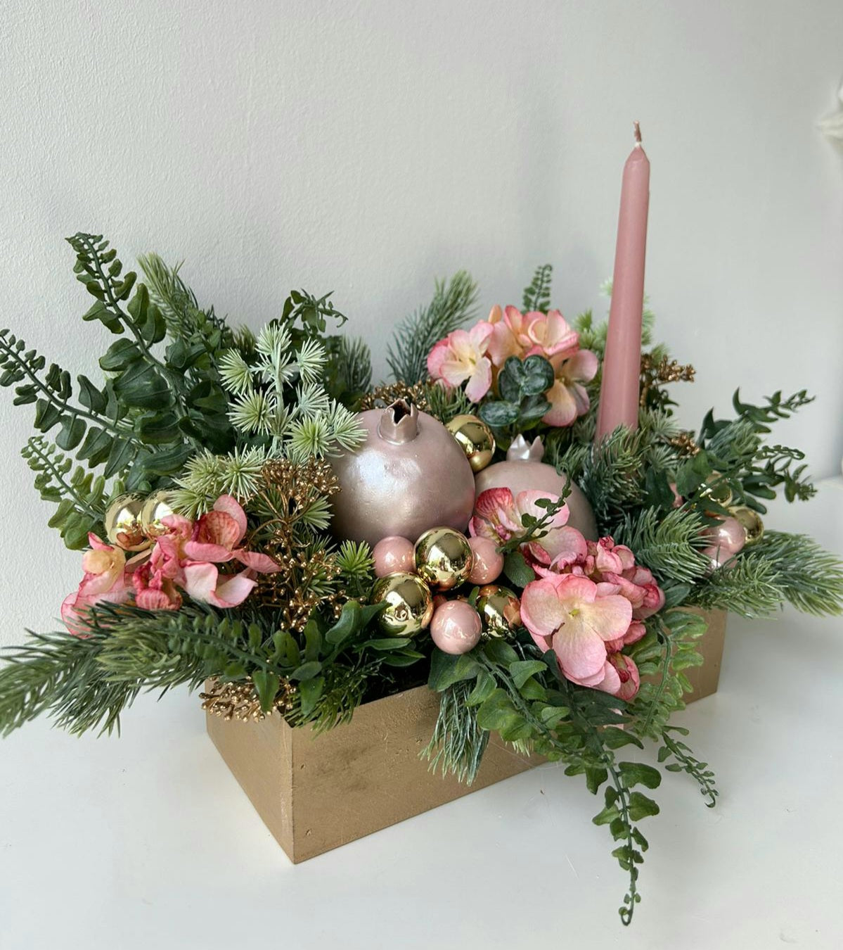 Rózsaszín gránátalmás karácsonyi asztaldísz gömbökkel
