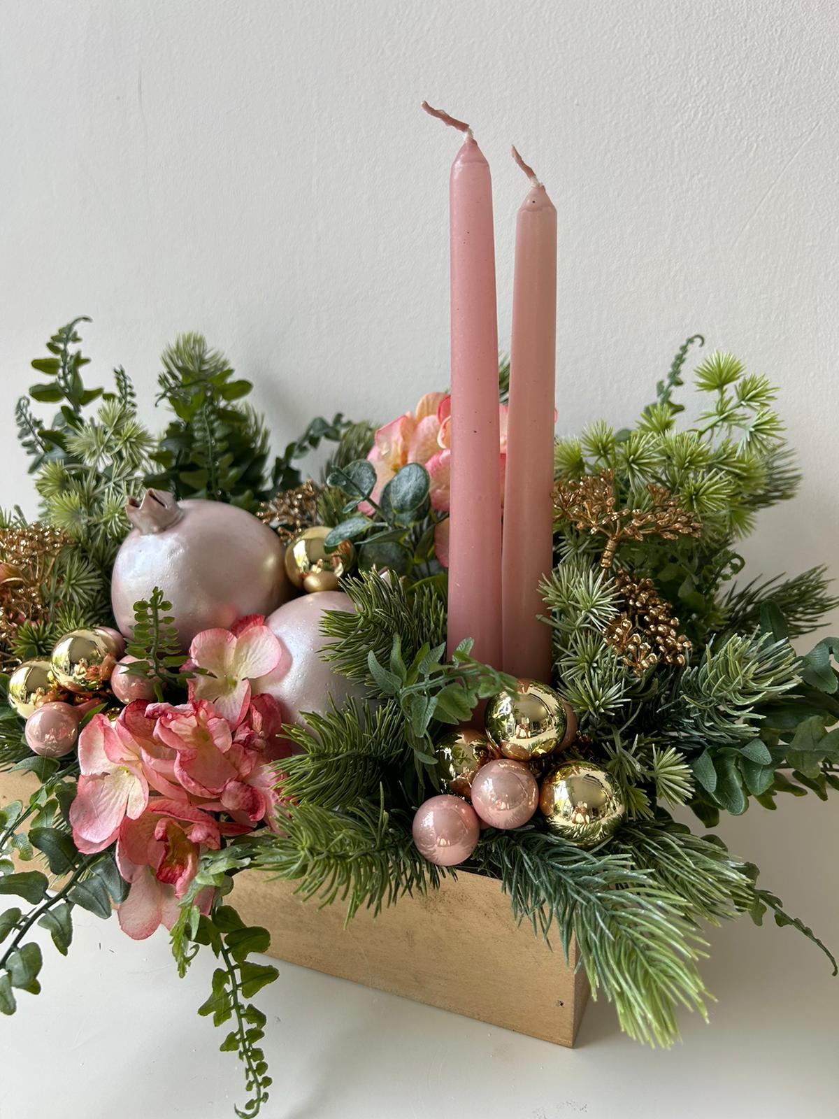 Rózsaszín gránátalmás karácsonyi asztaldísz gömbökkel