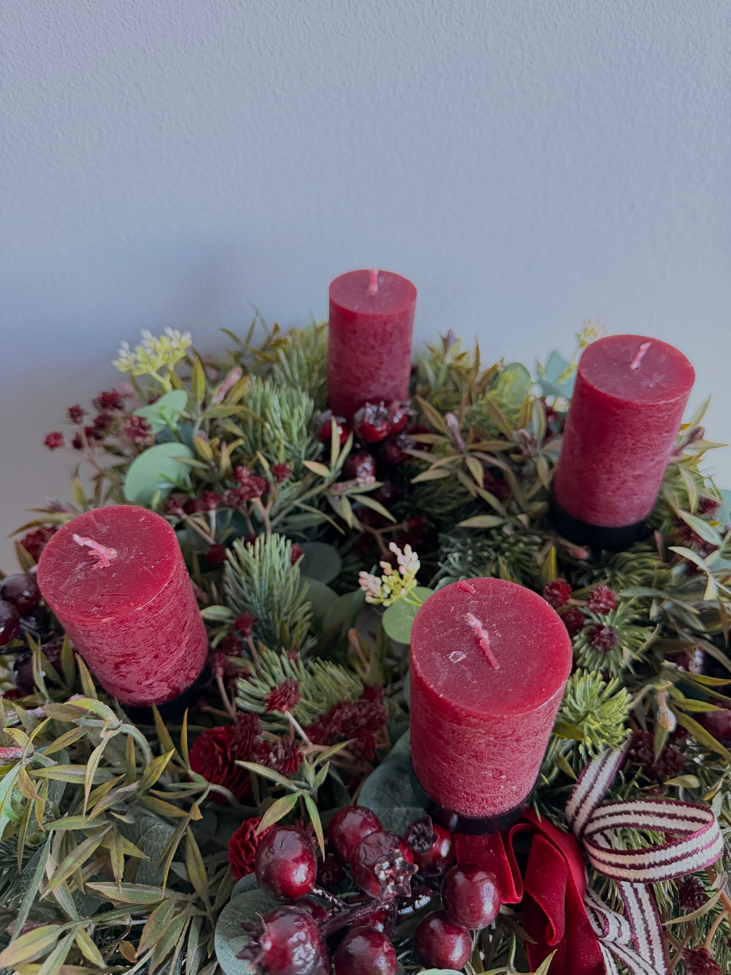 Bordó bogyós adventi koszorú