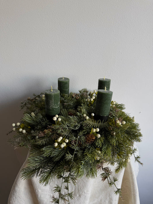 Adventi koszorú tobozkákkal és csengettyükkel