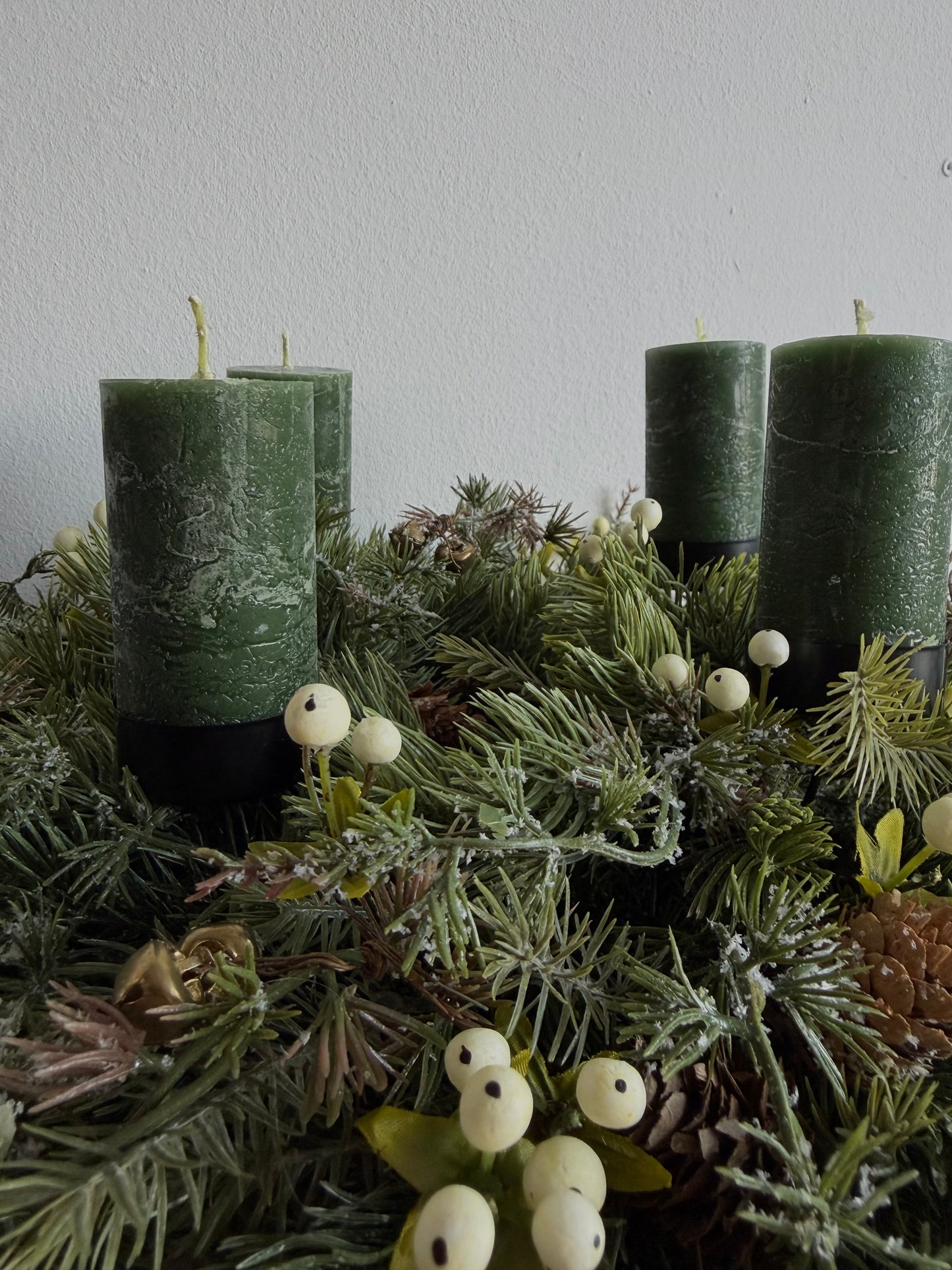 Adventi koszorú tobozkákkal és csengettyükkel
