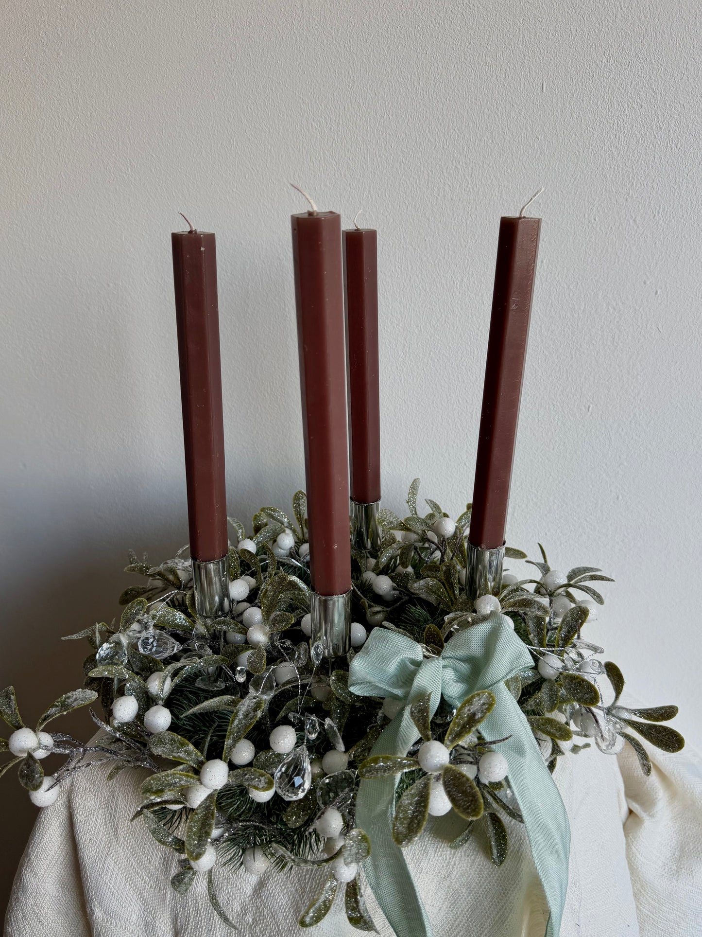 Fehér-ezüst bogyós adventi koszorú