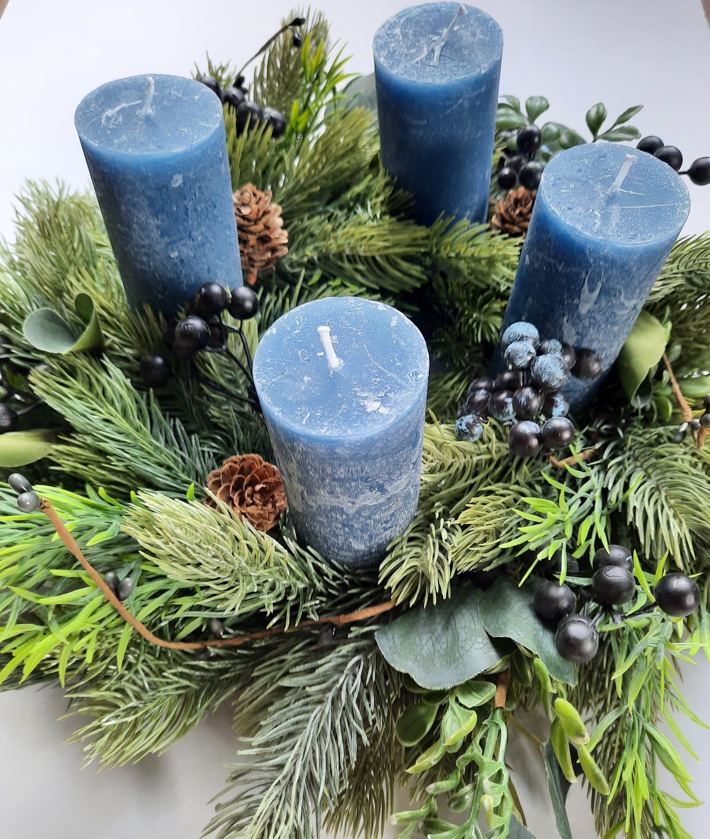 Adventskranz mit blauen Beeren