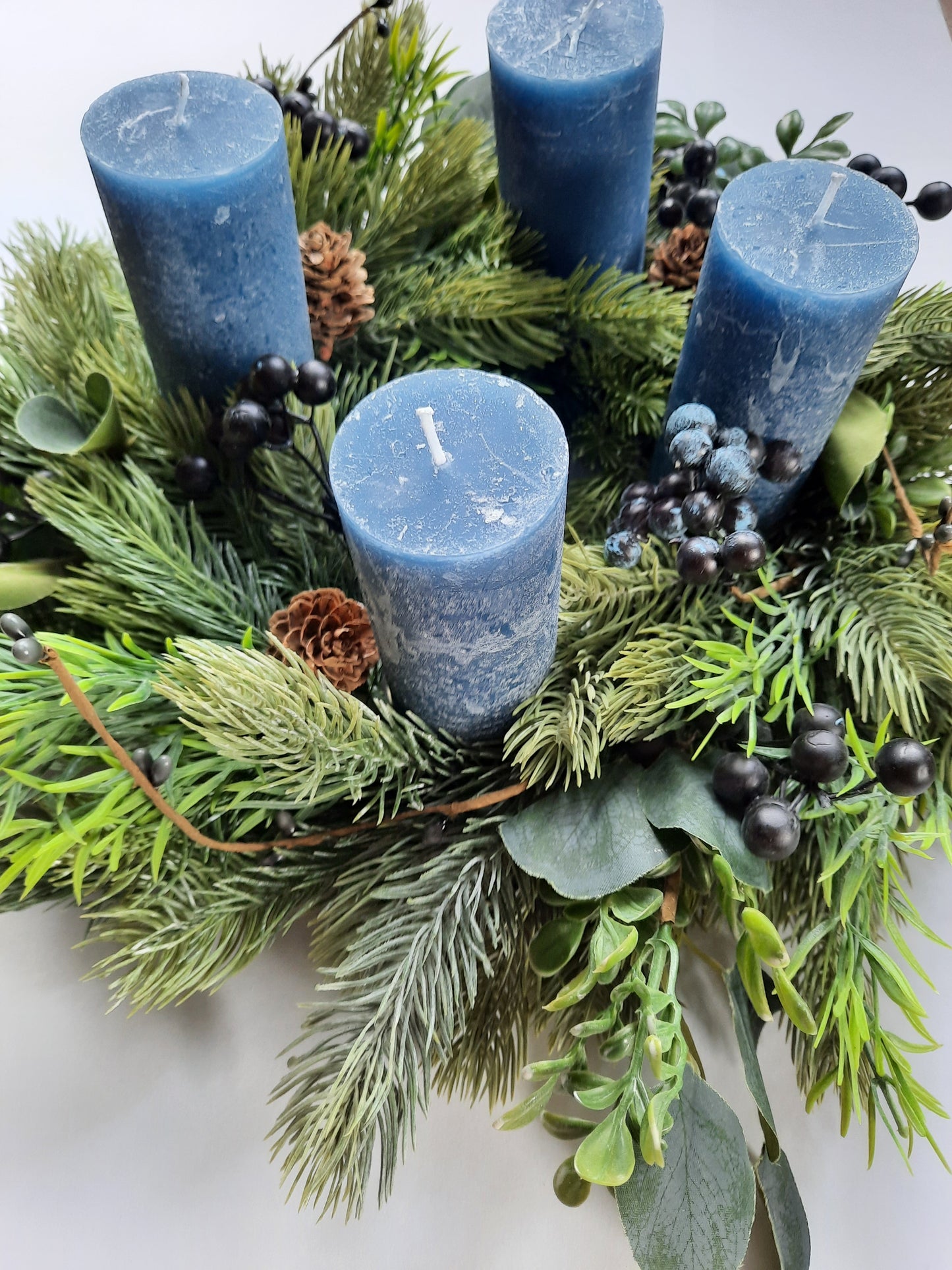 Adventskranz mit blauen Beeren
