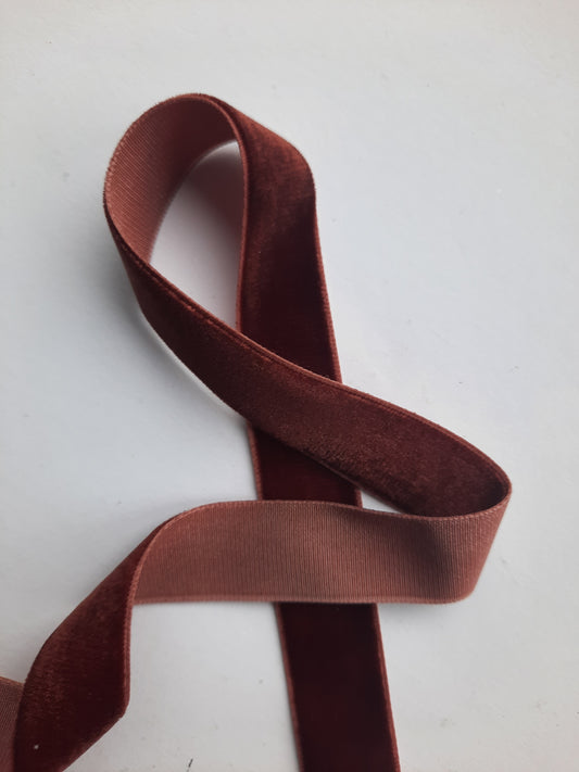 Sötétbarna bársonyszalag - 20mm