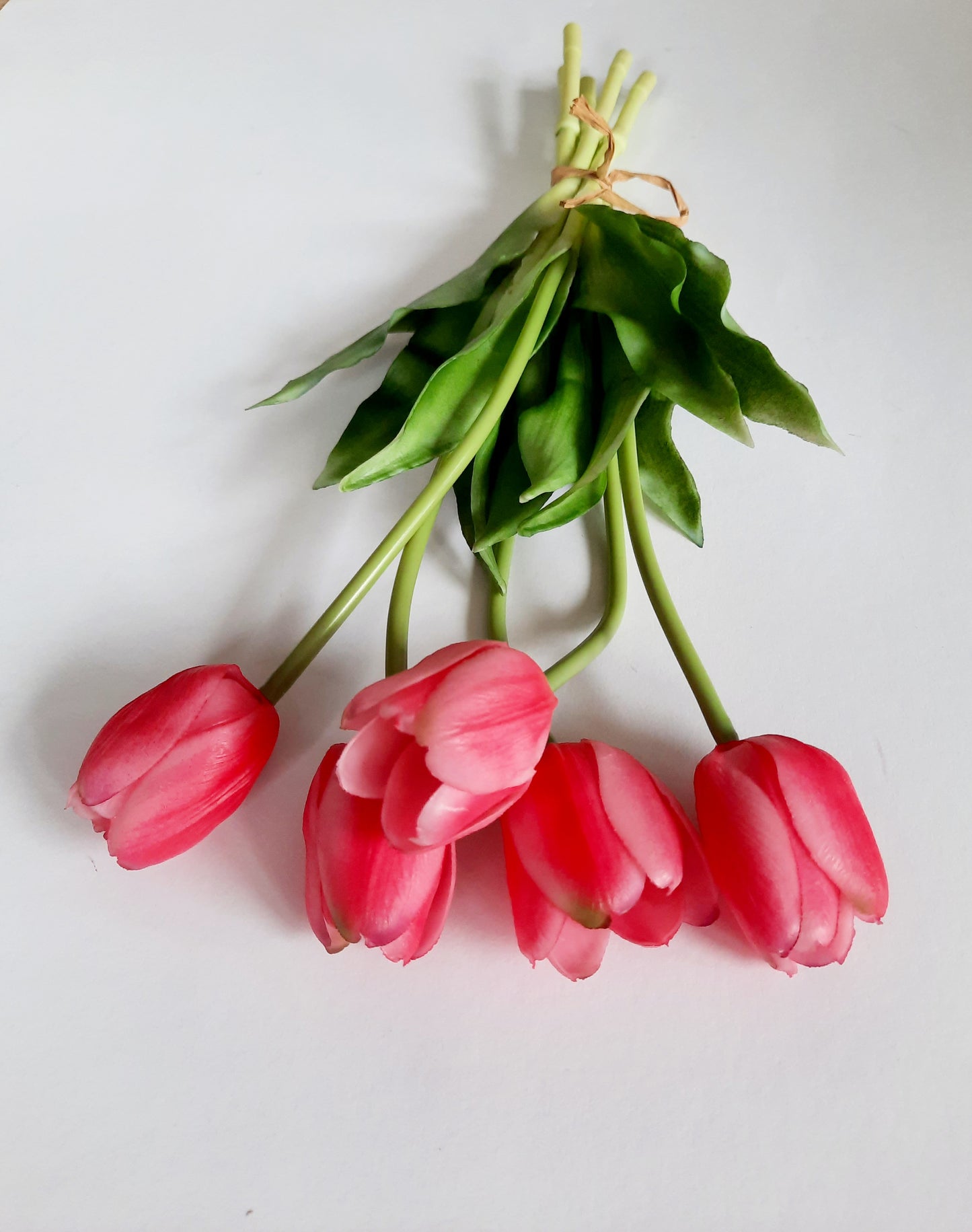 Der lebensechte Gummitulpen-Kunstblumenstrauß mit Laschen