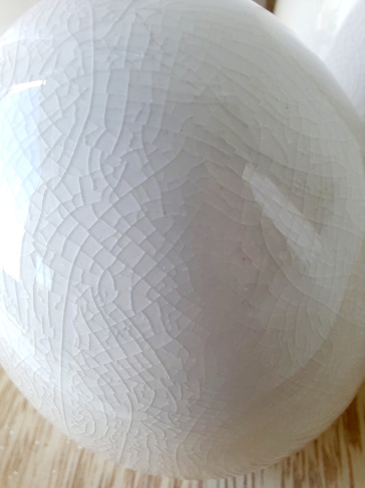 Czúcsjólnezki Ei aus weißer Keramik 8,5×7 cm