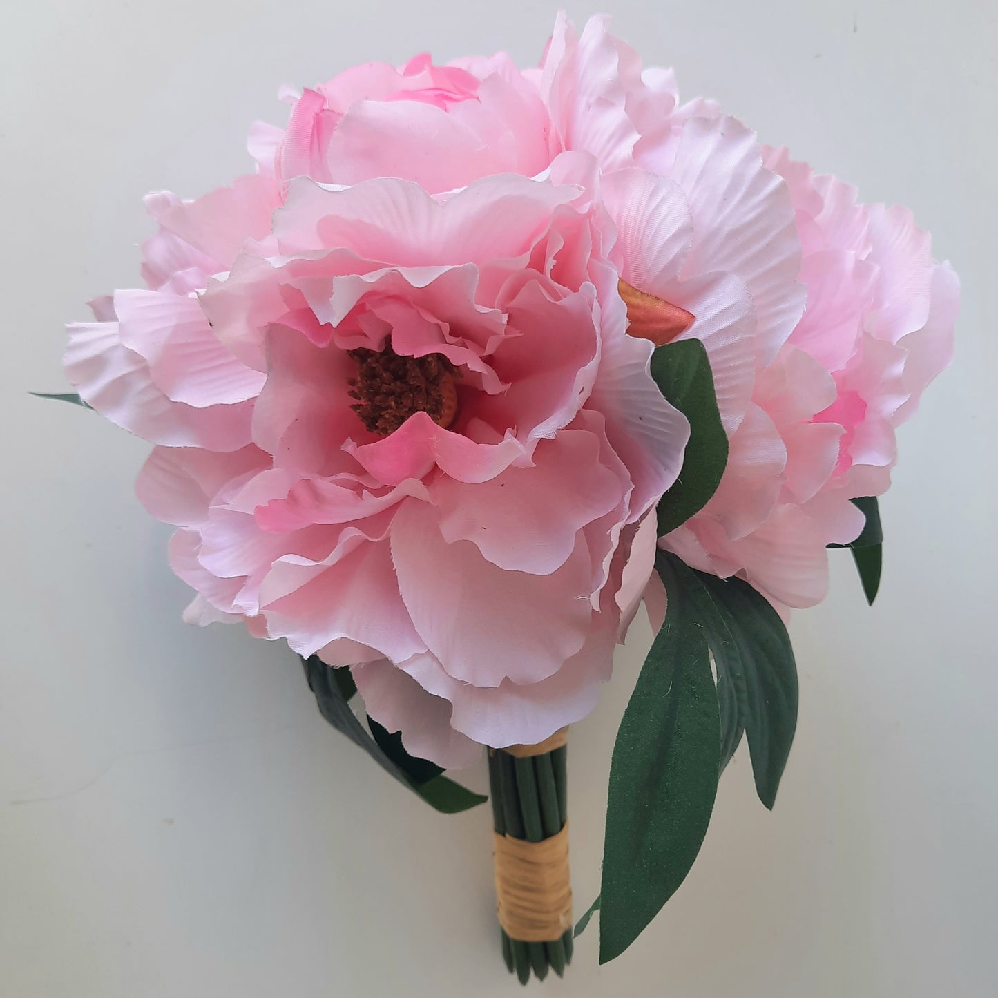 Künstlicher Blumenstrauß aus rosa Pfingstrosen