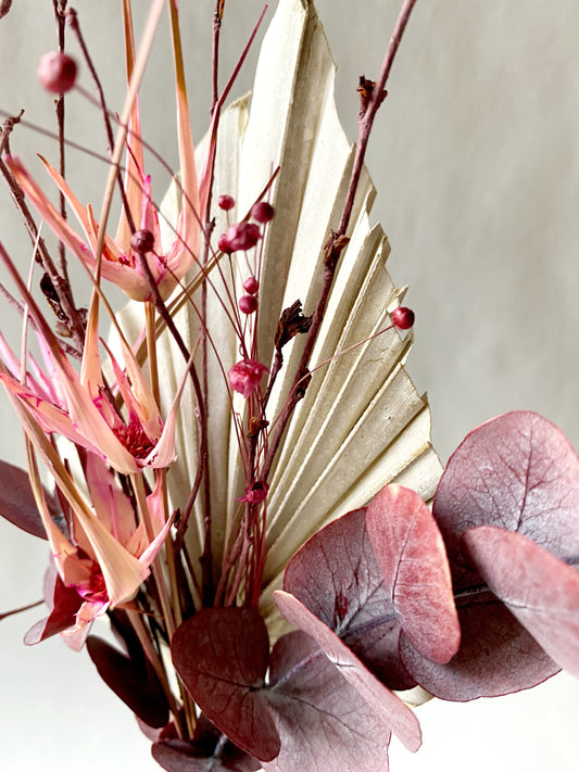 Mini-Trockenblumenbouquet mit burgunderrotem Eukalyptus